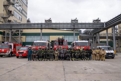 Пожарные и спасательные службы на учениях по пожарной безопасности на комбикормовом заводе
