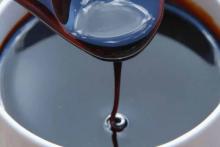 Свекольная меласса на ложке — сырьё для производства кормового белка в животноводстве