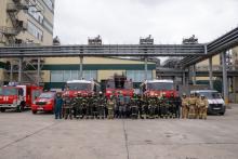 Пожарные и спасательные службы на учениях по пожарной безопасности на комбикормовом заводе