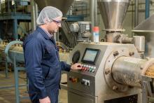 Производство экструдированных кормов для аквакультуры на предприятии с контролем технологом