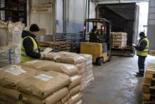 Отгрузка мешков с рыбным кормом со склада готовой продукции на кормовом предприятии